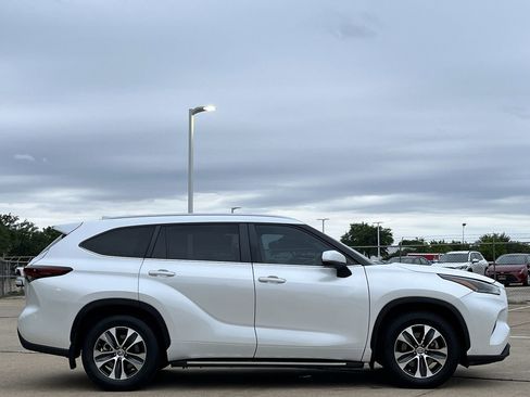 Used 2024 Toyota Highlander XLE FWD image 3