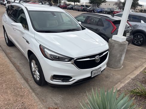 Used 2018 Buick Enclave Essence image 3