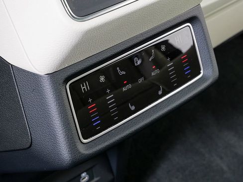 Certified 2024 Audi Q8 e-tron Prestige image 21