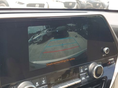 Used 2024 Toyota Highlander XLE FWD image 30