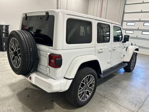 Used 2022 Jeep Wrangler Unlimited Sahara AWD/4WD image 6