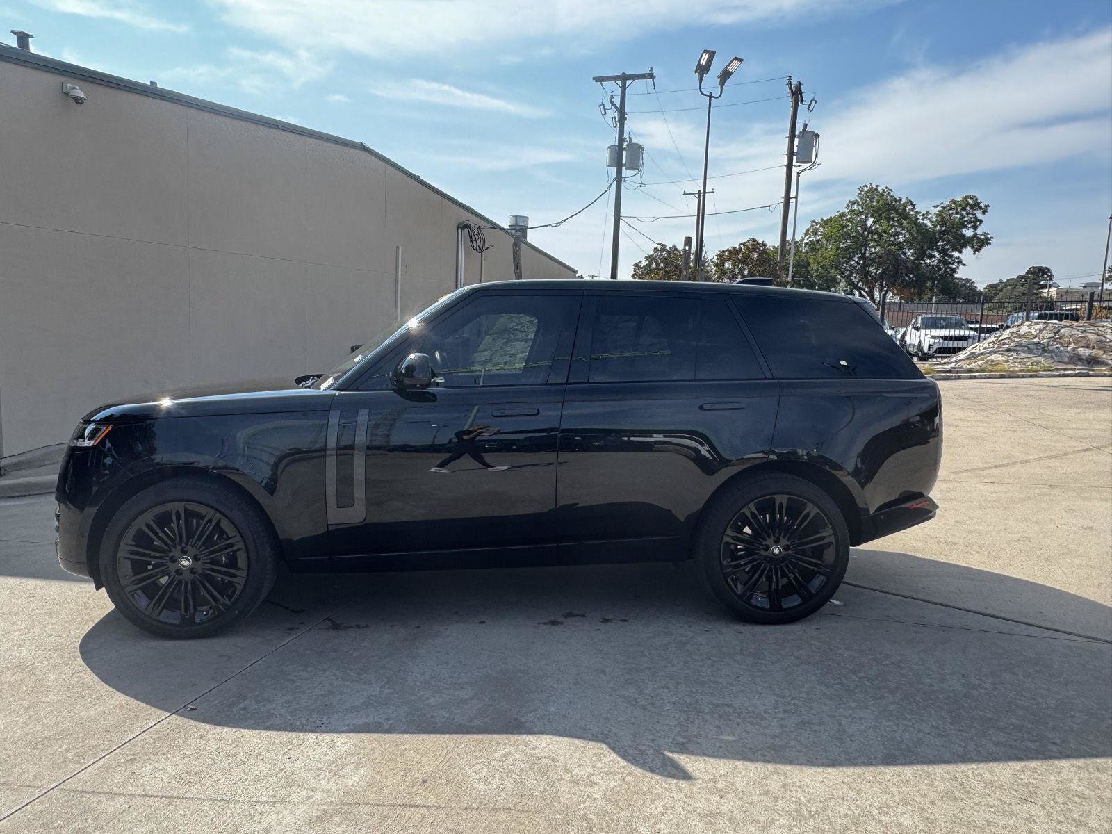 Certified 2025 Land Rover Range Rover SE AWD/4WD image 3