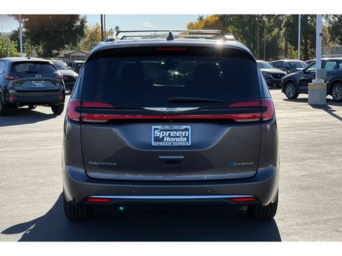 Used 2021 Chrysler Pacifica Touring w/ Uconnect Theater Family Group image 4