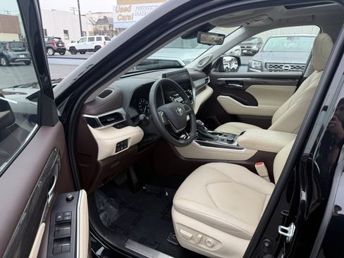 Used 2021 Toyota Highlander Platinum image 9