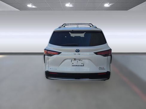 Used 2025 Toyota Sienna Platinum image 9