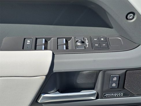 New 2025 Land Rover Defender 130 X-Dynamic SE image 29