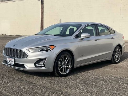 Used 2019 Ford Fusion Titanium image 2