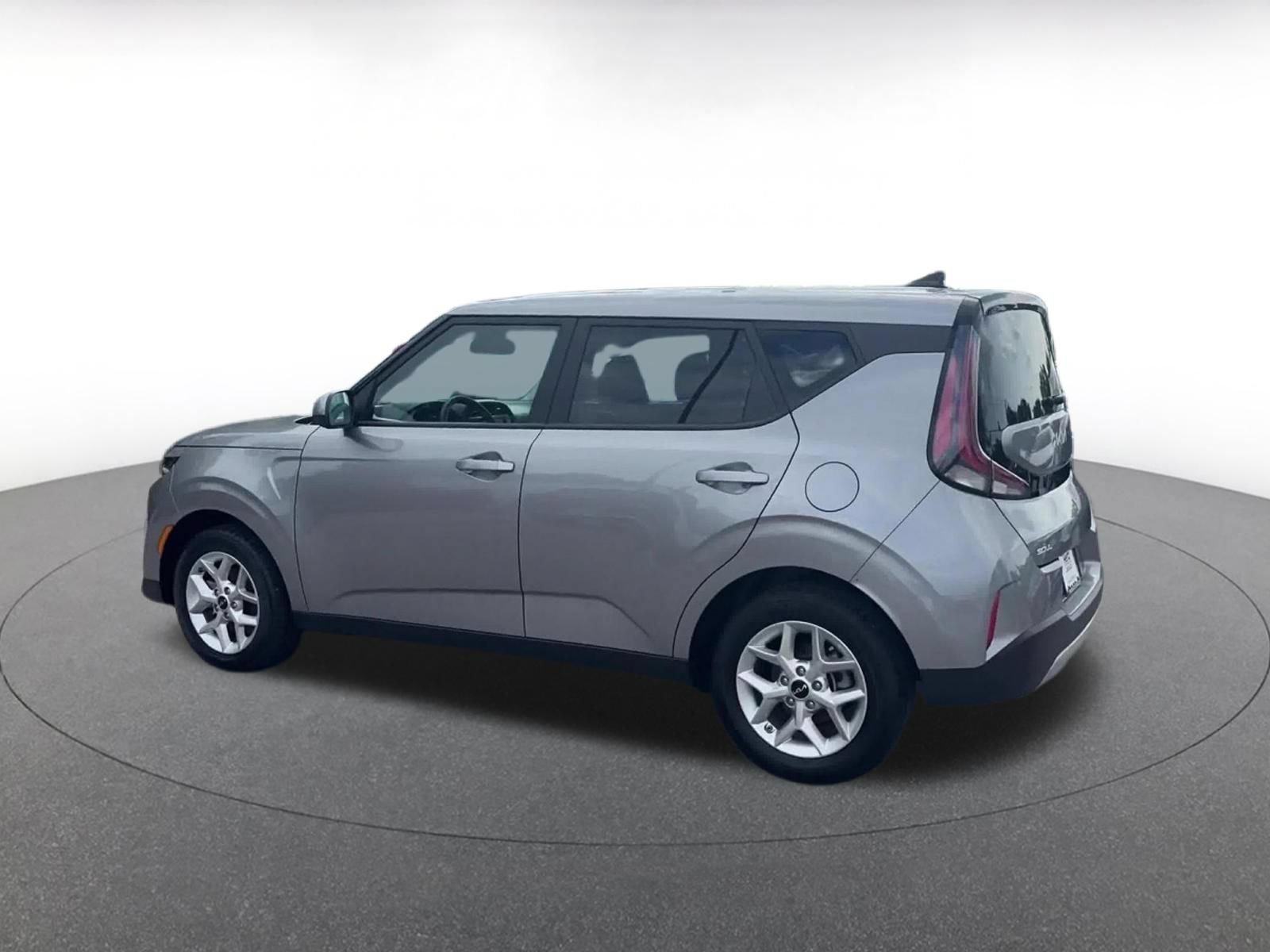 Used 2025 Kia Soul LX w/ LX Technology Package FWD image 9