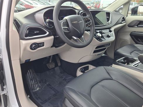 Certified 2024 Chrysler Pacifica Limited FWD image 26