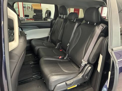Used 2023 Kia Carnival LX FWD image 19