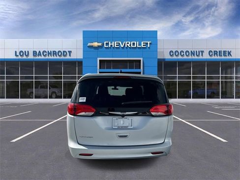 Used 2022 Chrysler Voyager LX image 7