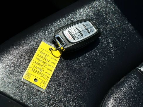 Used 2024 Chrysler Pacifica Touring-L FWD image 2