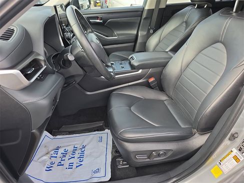 Used 2024 Toyota Highlander LE image 12