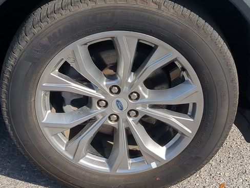 Used 2023 Ford Explorer Limited image 11