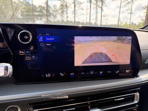 Used 2025 Chevrolet Traverse LT image 20