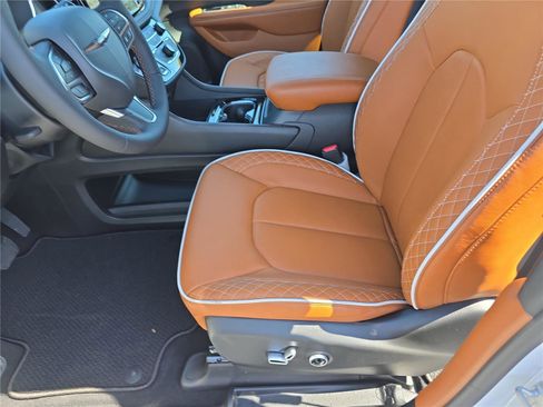 New 2026 Chrysler Pacifica Pinnacle image 22
