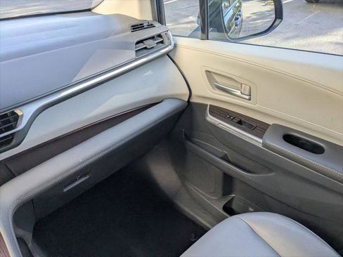 Certified 2024 Toyota Sienna XLE FWD image 18