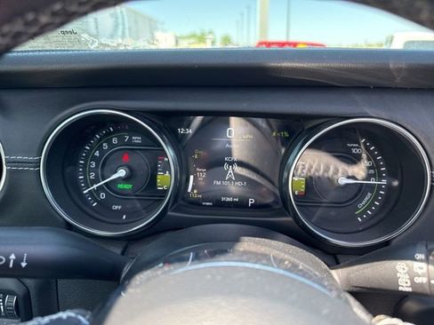 Used 2022 Jeep Wrangler Unlimited Sahara w/ Cold Weather Group AWD/4WD image 17