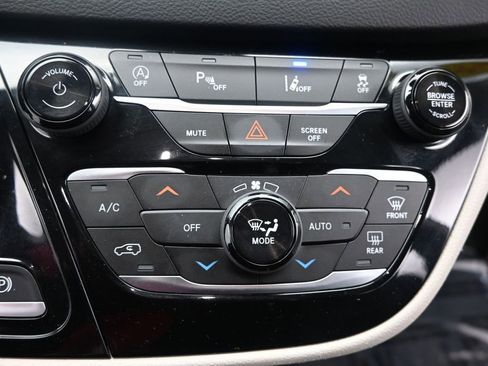 Used 2022 Chrysler Pacifica Touring-L FWD image 32