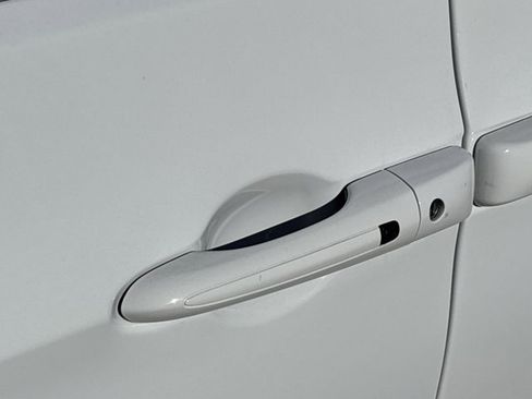 Used 2024 Chrysler Pacifica Touring-L image 14