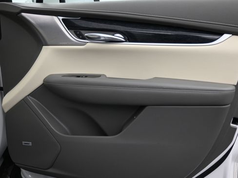 Used 2023 Cadillac XT6 Premium Luxury image 14