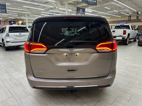 Used 2018 Chrysler Pacifica Touring-L Plus image 6