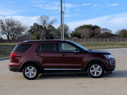 Used 2016 Ford Explorer XLT w/ Equipment Group 202A image 7