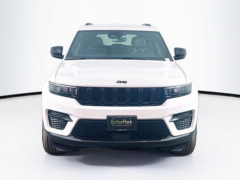 Used 2023 Jeep Grand Cherokee Altitude AWD/4WD image 2