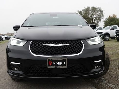 New 2026 Chrysler Pacifica Select image 3