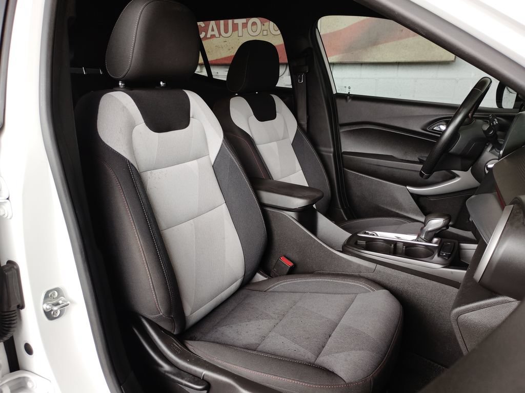 Used 2024 Chevrolet Trax RS FWD image 15
