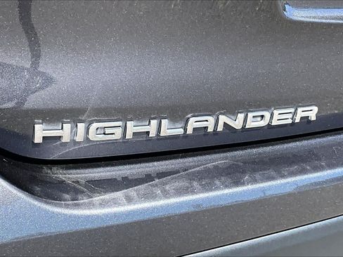 Used 2022 Toyota Highlander XLE AWD/4WD image 30