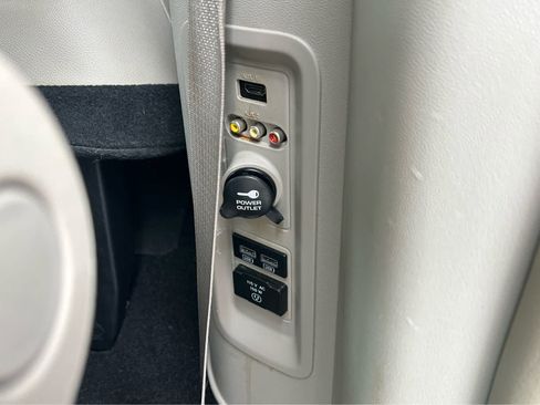 Used 2016 Chrysler Town & Country Touring-L FWD image 11