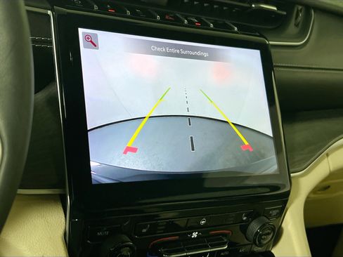 Used 2023 Jeep Grand Cherokee Limited image 14