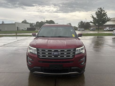 Used 2017 Ford Explorer XLT w/ Equipment Group 202A FWD image 3