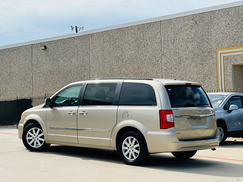 Used 2014 Chrysler Town & Country Touring FWD image 5