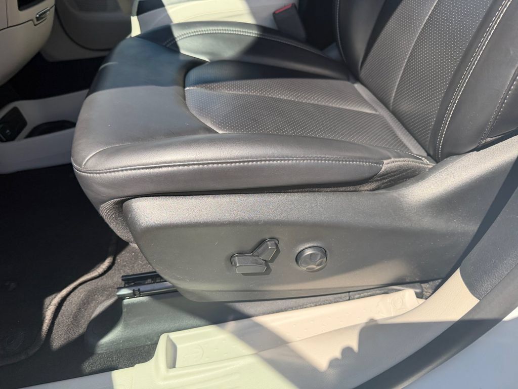 Used 2023 Chrysler Pacifica Touring-L FWD image 29