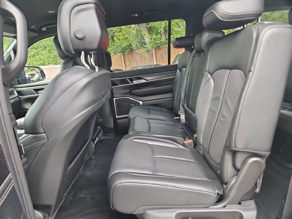 Used 2024 Jeep Wagoneer Series II w/ Flexible Seating Group AWD/4WD image 15
