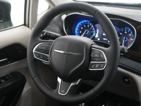 Used 2024 Chrysler Pacifica Limited image 15