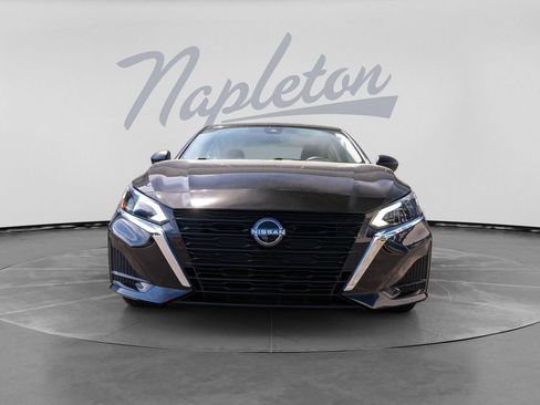 Used 2025 Nissan Altima 2.5 SV FWD image 2