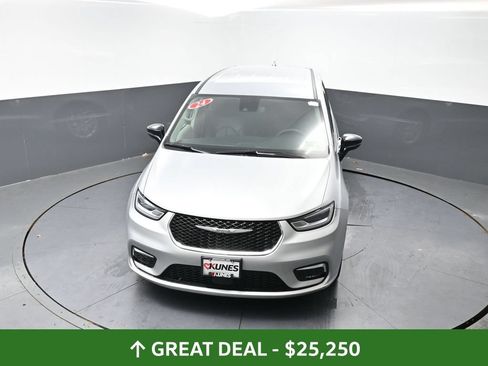 Used 2024 Chrysler Pacifica Touring-L FWD image 44