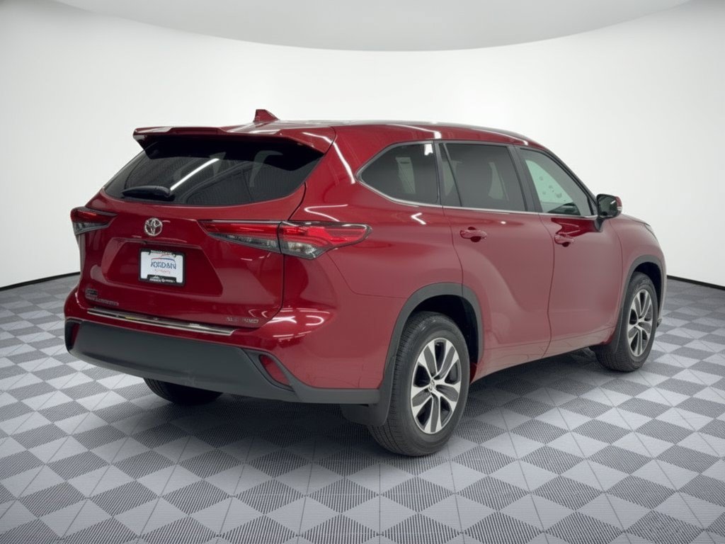 Used 2023 Toyota Highlander XLE AWD/4WD image 9