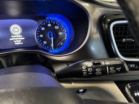 Used 2018 Chrysler Pacifica Limited image 15