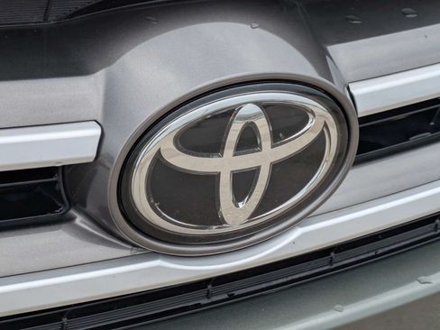 Used 2019 Toyota Highlander LE AWD/4WD image 13