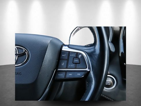 Used 2021 Toyota Highlander XSE FWD image 24