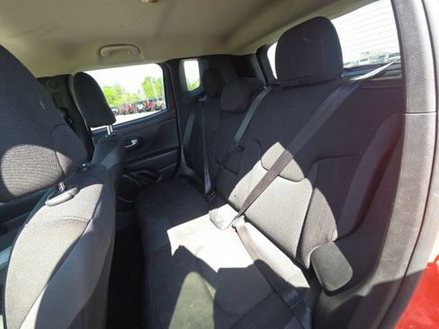 Used 2020 Jeep Renegade Altitude w/ UConnect 8.4 Nav Group FWD image 15