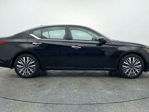 Used 2025 Nissan Altima 2.5 SV FWD image 11