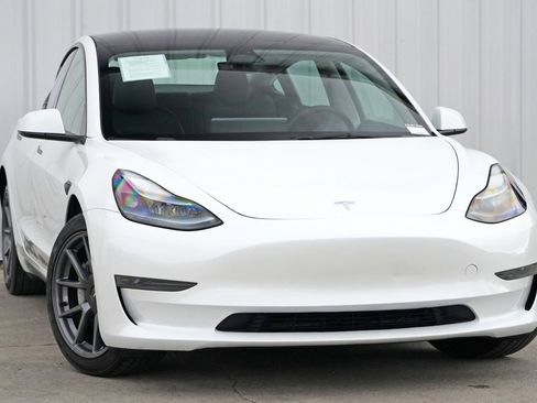 Used 2023 Tesla Model 3 Standard Range image 4