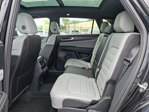 Certified 2024 Volkswagen Atlas Cross Sport SEL R-Line AWD/4WD image 10