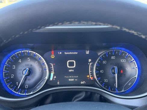 Used 2023 Chrysler Pacifica Touring-L image 22