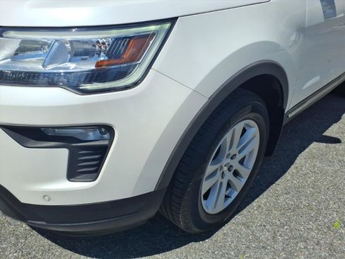 Used 2018 Ford Explorer XLT w/ Equipment Group 202A AWD/4WD image 8